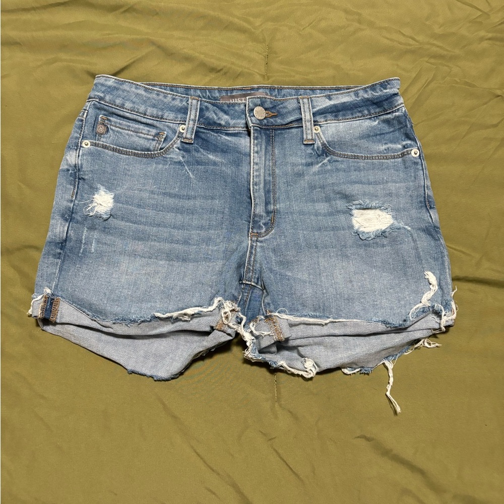 Mid rise shorts